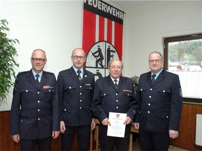 Verabschiedung aus dem aktiven Feuerwehrdienst v.li. stellvertretender Kreisfeuerwehrinspekteur Gerhard Oelsberg, Wehrleiter Dieter Merten, Ehrenwehrleiter Stefan Zimmer und Bürgermeister Guido Nisius.UM