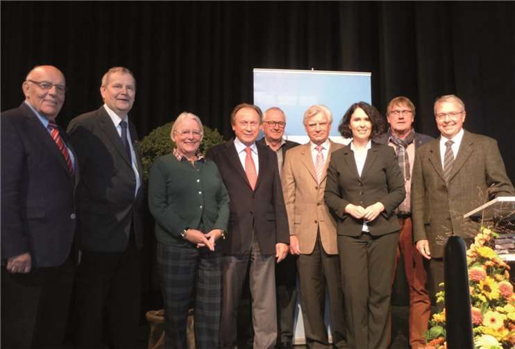 Verabschiedung ausgeschiedener Kreistagsmitglieder (v.l.): Frank Zähren, Bruno Görg, Heidi Rahmel, Rolf Bausch, Hans-Peter Feilen, Karl Schmitz, CDU-Kreisvorsitzende Elisabeth Winkelmeier-Becker MdB, Landrat Sebastian Schuster und Landrat a.D. Frithjof Kühn. privat