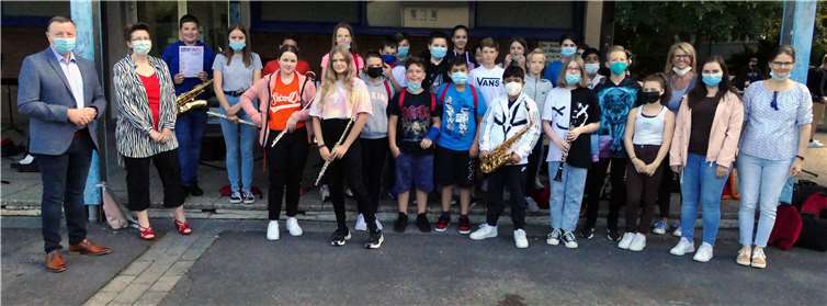 Verabschiedung der diesjährigen Bläserklasse der Geschwister-Scholl-Realschule plus: li. Musikdirektor Bertram Kleis und Schulleiterin Linda Pfannschmidt sowie re. Orientierungsstufenleiterin Heike Staffa, Valerie Podschadly (Stadtorchester Andernach) und die Leiterin der Bläserklassen Sandra Sänger.Quelle: Stadtorchester Andernach