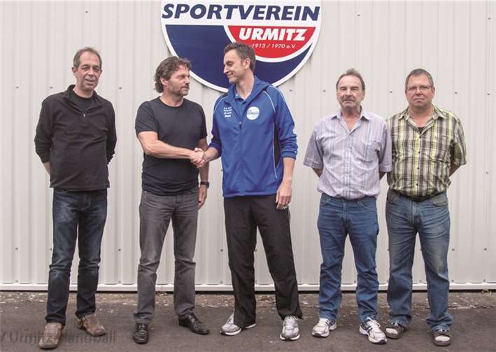 Verabschiedung des alten und die Einführung des neuen Trainers zusammen mit der Abteilungsleitung: (v.l.) Manfred Wolf, Werner Klöckner, Marcel Trinks, Helmut Schoor, Hans-Werner Häring.privat