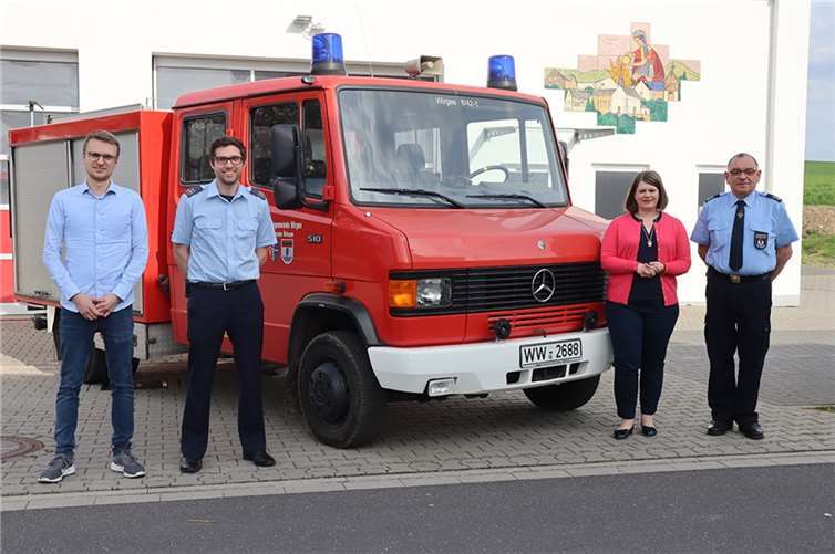 Verabschiedung des bisherigen TSF-W der Freiwilligen Feuerwehr Ötzingen am 27.4.23; v.l.n.r.: Lucas Erner (Koordination, Betrieb, Unterhaltung und Ausstattung der Feuerwehren VG Wirges), Martin Menges (Wehrführer), Alexandra Marzi (Bürgermeisterin VG Wirges), Thomas Huberty (Wehrleiter).