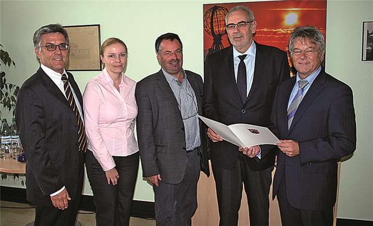 Verabschiedung des bisherigen und Begrüßung des neuen Schiedsmanns (v. l.): Sinzigs Bürgeremister Wolfgang Kroeger, Peggy Ley, Friedhelm Münch, der neue Schiedsmann Karl Heinz Knops und der Direktor des Amtsgerichts Sinzig, Reinhold Hergarten. RÜ