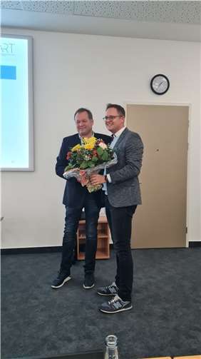 Verabschiedung des langjährigen Vereinsvorsitzenden Ralf Beaujean (li.) durch seinen Nachfolger Tobias Kröber.  Foto: Stephan Schunk