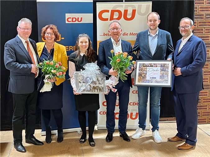 Verabschiedung des scheidenden CDU-Kreisvorsitzenden Erwin Rüddel, MdB (3.v.r.) durch den stellvertretenden Vorsitzenden Viktor Schicker (l.), den JU-Kreisvorsitzenden und neuen stellvertretenden CDU-Kreisvorsitzenden Pierre Fischer (2.v.r.) sowie dem neuen CDU-Kreisvorsitzenden Jan Petry (r.) aus Neuwied. Dank und Anerkennung auch für Michaela Woermann (3.v.l.) als Geschäftsführerin nach insgesamt 18 Jahren und Monika Lamerz (2.v.l.) als Mitarbeiterin der CDU-Kreisgeschäftsstelle nach 17 Jahren. Foto: privat