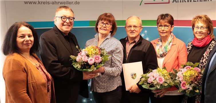 Verabschiedung im Kollegenkreis (von links): Gleichstellungsbeauftragte Rita Gilles, Landrat Dr. Jürgen Pföhler, Doris Amann, Yakup Taskesen, Rosemarie Ginster, Käthe Larscheid, Personalrat Burkhard Müller.