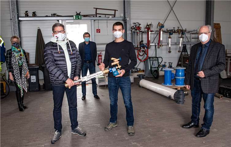 Verabschiedung in den Ruhestund: Prokuristin Heike Schmitz (v.li.n.re.), Wassermeister Rolf Metzler, Geschäftsführer Michael Gundert, Wassermeister Fabian Thelen und Geschäftsführer Heinz Stoll. Foto: Peter Seydel