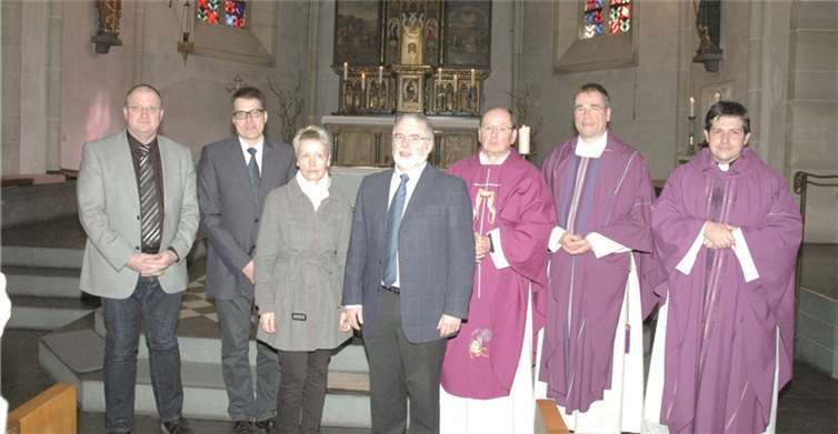 Verabschiedung in der Pfarrkirche (v. l.): Bürgermeister Guido Nisius, der Vorsitzende der Pfarreiengemeinschaft Adenau Dr. Rainer Schlömp, Andrea und Thomas Sander, die Pfarrer Heinrich Ant, Dr. Rainer Justen und Marco Hartmann. UM