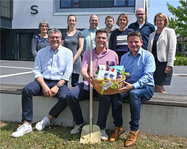 Verabschiedung in großer Runde, stehend von links: Christine Grzesik-Hönig, Sarah Nohr, Mike Brüggemann, Christopher Nohr, Waltraud Leersch, Christian Zavelberg und die Technische Beigeordnete Bianca Lorenz sowie sitzend von links: Andreas Satzer, Thomas Mandt und Bürgermeister Holger Jung. Foto: Stadt Meckenheim