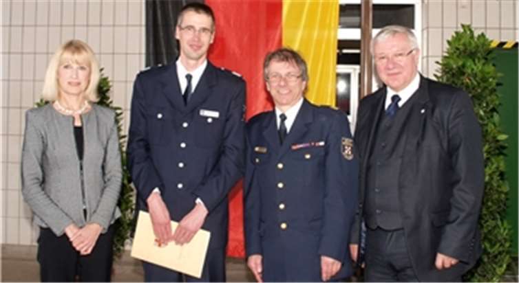 Verabschiedung und Amtseinführung bei der Koblenzer Berufsfeuerwehr – darüber freuten sich Bürgermeisterin Marie-Theres Hammes-Rosenstein, der neue Chef an der Spitze der Feuerwehr, Meik Maxeiner, der verabschiedete Branddirektor Wolfgang Schröder und Oberbürgermeister Joachim Hofmann-Göttig (v. l.). US