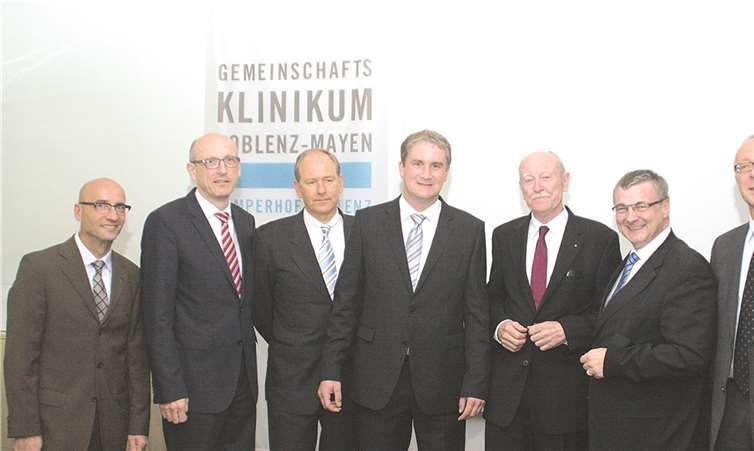 Verabschiedung und Begrüßung des Chefarztes für Frauenheilkunde und Geburt (v. l.): Pflegedirektor Jörg Mogendorf, kaufmännischer Direktor Jürgen Schmidt, ärztlicher Direktor Kemperhof Koblenz Prof. Dr. Bernd Markus, der neue Chefarzt der Klinik für Frauenheilkunde und Geburtshilfe Dr. Arno Franzen, der scheidende Chefarzt Privatdozent Dr. Ulrich Gethmann, Vorsitzender der Gesellschafterversammlung Landrat Dr. Alexander Saftig, Beigeordneter Detlef Knopp und Geschäftsführer des Gemeinschaftsklinikum Koblenz-Mayen Markus Heming.Privat