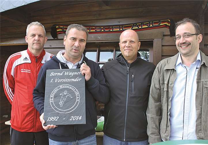 Verabschiedung (v. l.): 1. Geschäftsführer Andreas Rostek, ehemaliger Vorsitzender Bernd Wagner, neuer Vorsitzender Michael Hinz und Ortsbürgermeister Norbert Klapperich