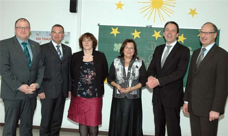 Verabschiedung v.li. Bürgermeister Guido Nisius, Erster Kreisbeigeordneter Horst Gies, Konrektorin AngelikaSchifferings, Rektorin Antoinette Weiner, Regierungsschuldirektor Harald Thome, Stadtbürgermeister Arnold HoffmannUM