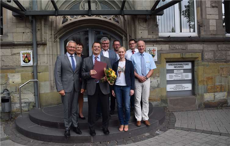 Verabschiedung von Dieter Mees (v.r.n.l.): Landrat Achim Hallerbach, Personalratsvorsitzende Birgit Eisenhuth, Dieter Mees, Erster Kreisbeigeordneter Michael Mahlert, Personalreferent Oliver Honnef, Büroleiterin Diana Wonka, Stephan Kamm, Leiter des Rechnungs- und Gemeindeprüfungsamt Lutz Schäfer.privat