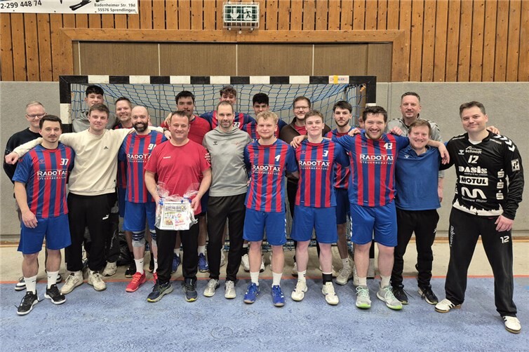 Verabschiedung von Ingo Flöck (mit Präsent) im Kreis seiner aktuellen Mannschaftskameraden. Foto: HBMU