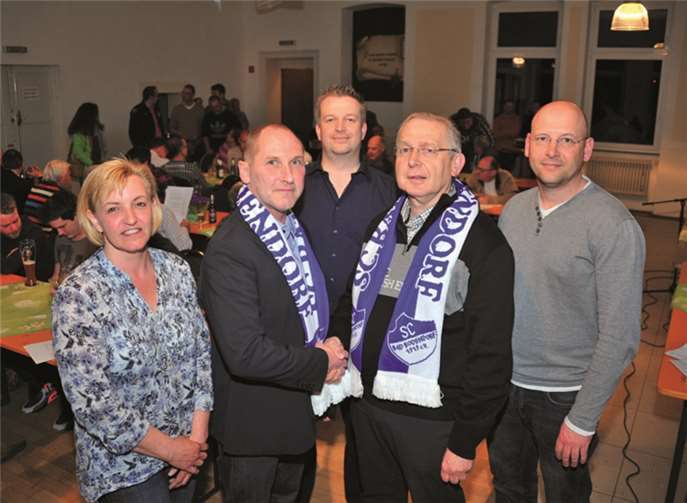Verabschiedung von Jürgen Sausen (von links): 2. Vorsitzende Andrea Welter, neuer 1. Vorsitzender Lutz Baumann, Tobias Jenatschek, Geschäftsführer, Jürgen Sausen und Schatzmeister Sebastian Zimmer.