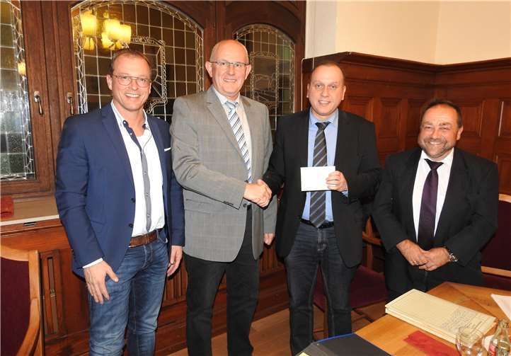 Verabschiedung von Rolf Flerus durch die Bürgermeister Lempertz, Bell und Schomisch.