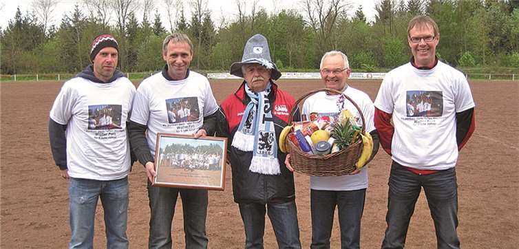 Verabschiedung von SG-Trainer Walter Porz (v. l.): : Thomas Schmitz (Abteilungsleiter Fußball SV Barweiler), Jürgen Fleischer (1. Vorsitzender SV Barweiler), Walter Porz, Udo Seifen (1. Vorsitzender OASF), Bernd Backes (Abteilungsleiter Fußball OASF). privat