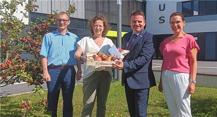 Verabschiedung vor dem Rathaus, von links: Dirk Schwindenhammer, Eva Konrath, Bürgermeister Holger Jung und Sonja Crämer. Foto: Stadt Meckenheim