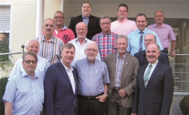 Verabschiedung zweier verdienter Kreistagsmitglieder: Engelbert Felk, Rolf Deißler, Hajo Bergmann, Hans Boes und Richard Horn (vorne, v. l.).