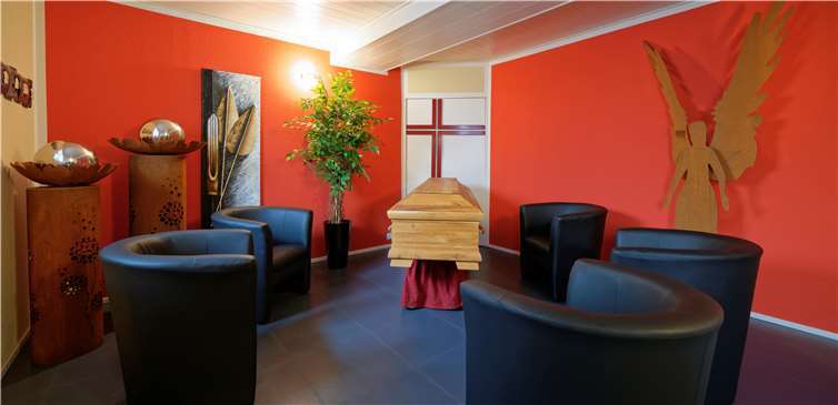 Verabschiedungsraum mit seperatem Eingang, damit sich Angehörige ohne Rücksicht auf die Bürozeiten am Sarg verabschieden können.