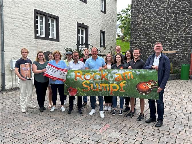 Veranstalter, Bandmitglieder, Pfarrer Dr. Artur Schmitt (rechts), die „Schirmherren“ Wolfgang Treis (vorne, 4. v. l.), und Jörg Lempertz (vorne, 5. v. l.) sowie Ortsbürgermeister Lukas Ellerich (2. v. r.) freuen sich auf das Benefizfestival in der Scheune am Thürer Gemeindehaus.  Foto: VG-Verwaltung Mendig/Stefan Pauly