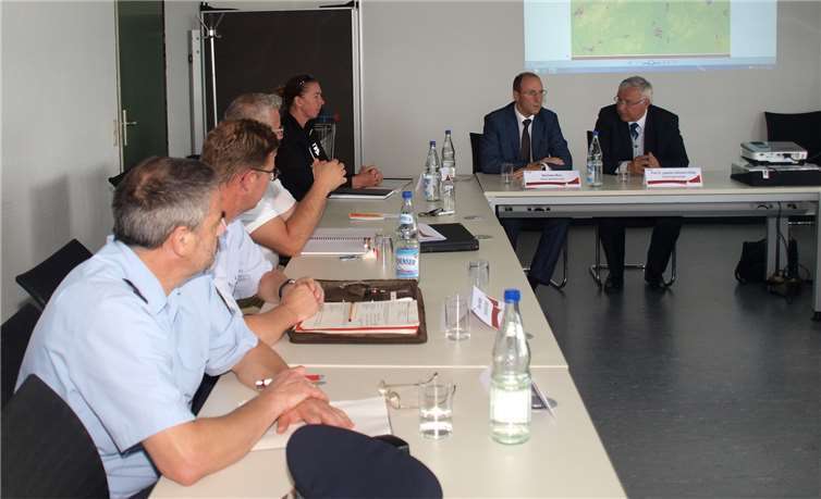 Veranstalter Bernhard Münz, Oberbürgermeister Joachim Hofmann-Göttig und Vertreter der zuständigen Sicherheitsbehörden hatten zu einer Pressekonferenz eingeladen, um die Gründe für die Absage des münz-Firmenlaufs näher zu erläutern. US