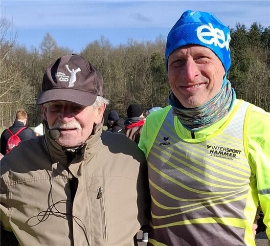Veranstalter Helmut Urbach (GSV Porz) mit Klassensieger M65 Jörg Dittrich vom LT Puderbach.  Foto: Dietrich Rockenfeller