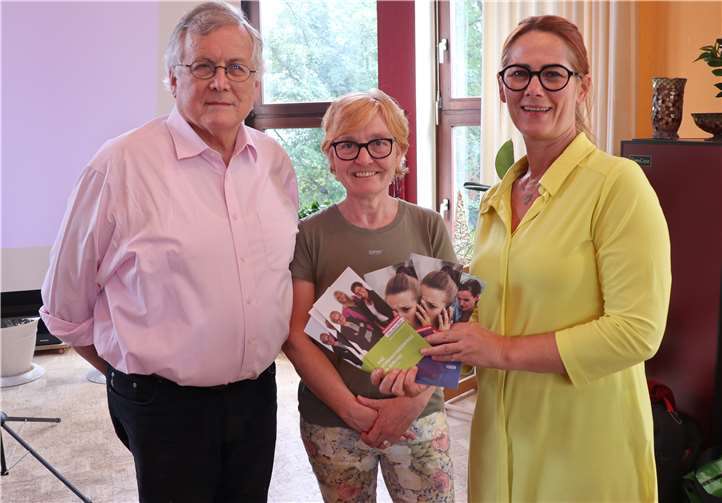 Veranstalter Karl Gunkel, Vors. ProMendig (links), Carolin Hamann, VHS Mendig (rechts), bedanken sich bei der Vortragenden Martina Röttig (Mitte).