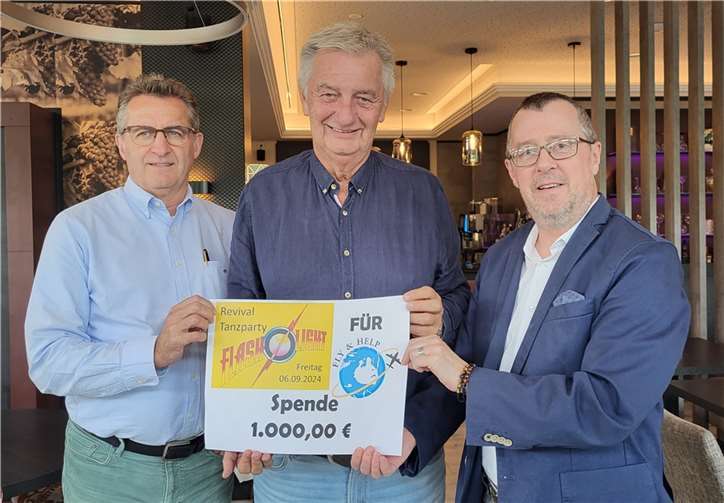 Veranstalter Thomas Manstein und Bernhard Ruf überreichten als kleines Dankeschön jeweils 500 Euro an. Die „Fly & Help“-Stiftung von Reiner Meutsch für den Bau einen Schule in Ruanda.