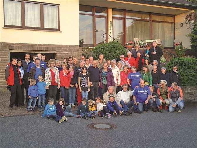 Veranstalter (in blauen T-Shirts) und Gäste erlebten ein gelungenes Straßenfest. privat