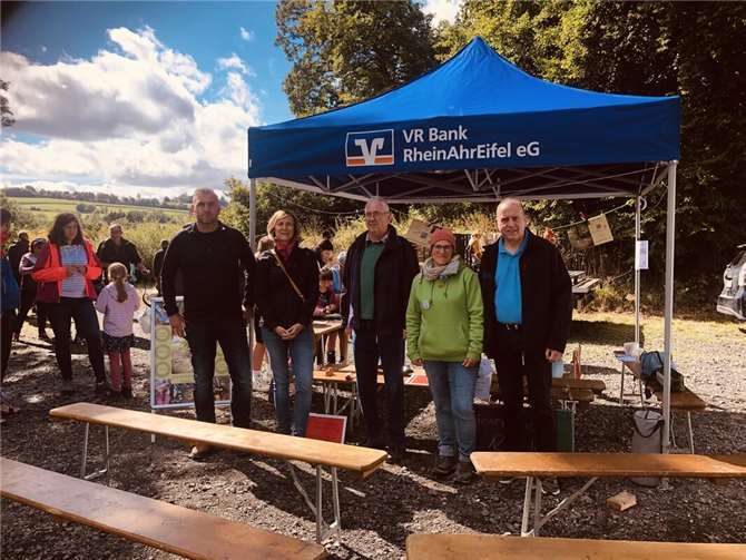 Veranstalter sind die Ortsgemeinde Kempenich und die Tourist-Information Vulkanregion Laacher See, die bei der Eröffnung durch Ortsbürgermeister Dominik Schmitz (li.), Verbandsbürgermeister Johannes Bell (re.) und die Geschäftsführerin des Tourismusverbandes, Sarah Stein (2v.l.), vertreten waren. Mit auf dem Foto Organisator Bruno Jaeger (mi.) und „Waldmeisterin“ Monika Schmitz.  Foto: Antje Berger