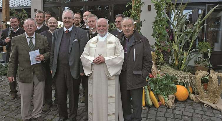 Veranstalter und Gäste, die Parforcehorn Bläser „Struth“, (vordere Reihe v.l.) Hegeringleiter Kastor Michels, Burgbesitzer Udo Petschnigg, Pfarrer Stefan Augst, Lektor Josef Gödert.HF