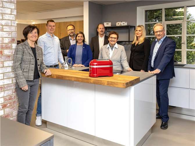 Veranstalter und Gastgeber des Jahresempfangs der Westerwälder Wirtschaft 2022 (v.l.n.r.): Bärbel Labonte, Julian Groß, Richard Hover, Katharina Schlag, Christof Goebels, Elisabeth Schubert, Judith Goebels, Dirk Brötz. Foto: Roeder-Moldenhauer