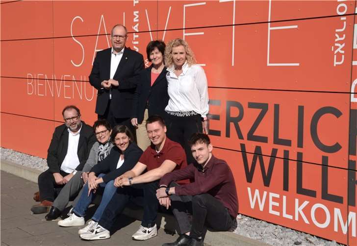Veranstalter und Gastgeber des Jahresempfangs der Westerwälder Wirtschaft 2023 (v.li.): Richard Hover, Bernhard Meffert, Elisabeth Schubert, Katharina Schlag, Bärbel Labonte, Julian Groß, Martina Düring, Niklas Hölper. Foto: Bernhard Meffert/Raiffeisen-Campus