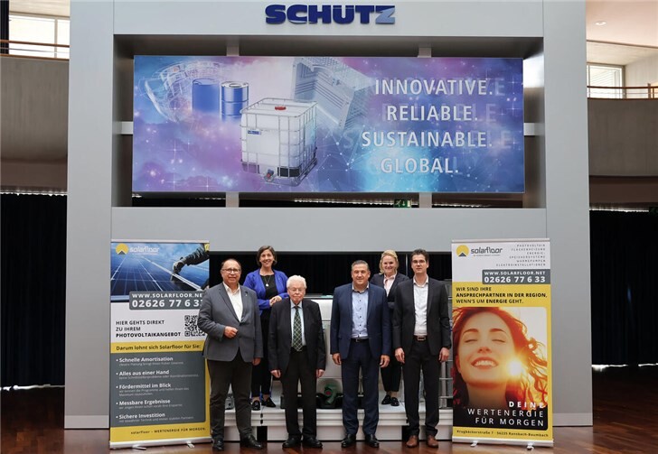 Veranstalter und Gastgeber freuen sich schon auf ein volles Haus. Richard Hover (IHK), Katharina Schlag (wfg), Winfried Heibel (Schütz), Veit Enders (Schütz), Katja Max-Floreth (solarfloor), Christian Schlosser (Schütz/solarfloor). Es fehlen: Bärbel Labonte (rz-media), Michael Braun (Kreishandwerkerschaft Rhein-Westerwald) und Nils Schuster (WJ Westerwald-Lahn).  Foto: Carolin Faller