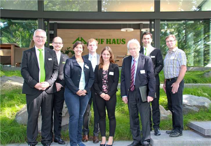 Veranstalter und Gastgeber freuen sich über das Interesse der Teilnehmer. (v.l.n.r.) Georg und Benedikt Huf, Katharina Schlag, Peter Müller, Stefanie Weber, Winfried Heibel (Schütz), Christoph Schmidt (HUF HAUS), Dieter Oppenhäuser,privat