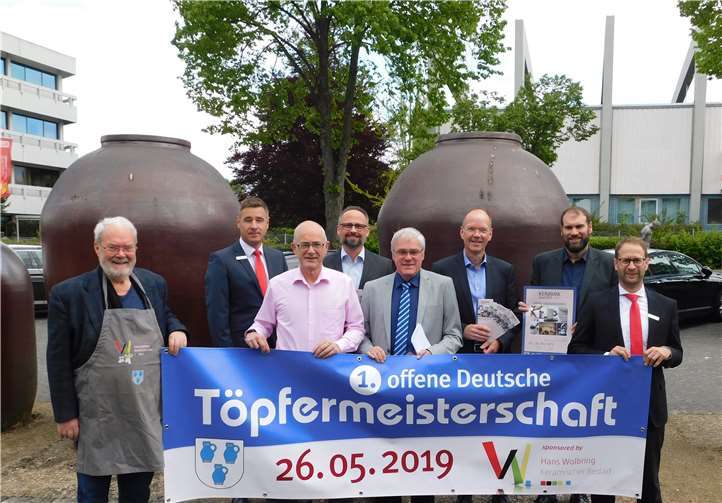 Veranstalter und Sponsoren werben für die „Deutsche Töpfermeisterschaft“. Foto: WR
