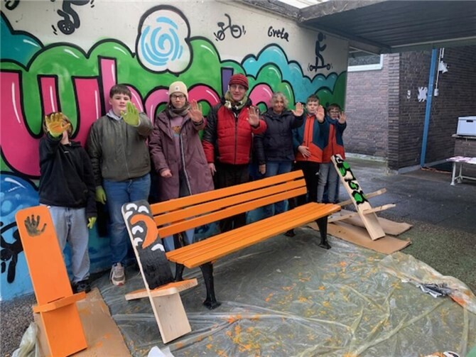 Veranstalterinnen und Veranstalter sowie Teilnehmer des Workshops präsentieren ihre beeindruckenden, kreativen Ergebnisse.