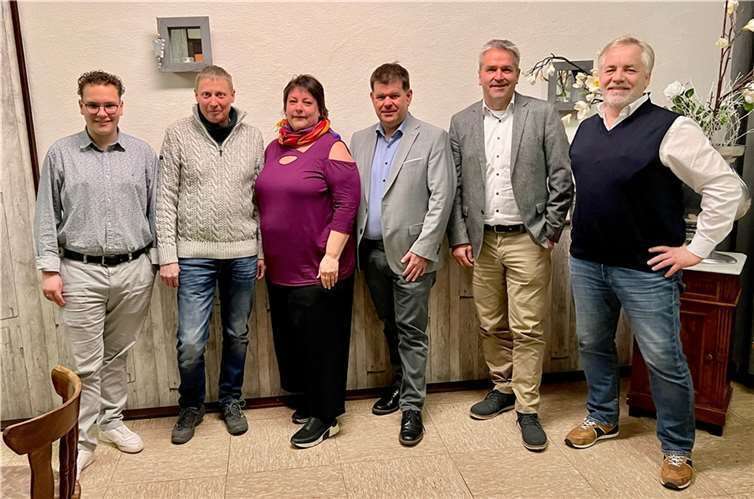 Veranstaltern mit den Referenten (v.l.): Marc Frings, Thomas Niedrig, Beate Jung, Technischer Beigeordneter Torsten Bölinger, Geschäftsführer der e-Regio Markus Böhm, Christoph Maurer. Foto: FDP Rheinbach