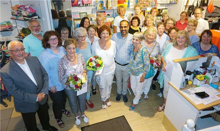 Verantwortliche, Mitarbeiterteam und Gäste feierten gemeinsam den neuen Anziehpunkt in der Montabaurer Innenstadt. Die Einsegnung der Räumlichkeiten nahm Pfarrer und Vorsitzender des Caritasverbandes Westerwald-Rhein-Lahn, Heinz-Walter Barthenheier (links), vor. privat