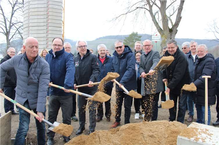 Verantwortliche der Politik sowie der Aufbau- und Entwicklungsgesellschaft beim offiziellen Spatenstich für die neue Aussegnungshalle auf dem Ahrtor-Friedhof in Ahrweiler. Foto: DU