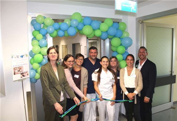 Verantwortliche und Auszubildende freuen sich über die offizielle Eröffnung der neuen Ausbildungsstation am Krankenhaus Maria Hilf in Bad Neuenahr. Foto: DU