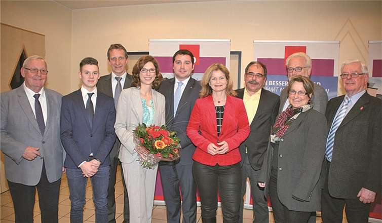 Verantwortliche und Gäste der Maifelder SPD verabschieden die Ministerin (mit Blumen) nach einem eindringlichen Vortrag.