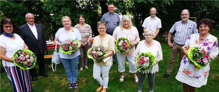 Verantwortliche und Geehrte kamen bei der internen Feier „20 Jahre Anziehpunkt“ zum gemeinsamen Erinnerungsfoto im Garten zusammen: (von links) Petra Wohlleben, Pfarrer Heinz-Walter Barthenheier, Elena Barth, Dorothea Westermeyer, Ute Pörtner, Diakon Herbert Bruns, Getrud Bach, Eva Baurmann, Joachim Grämer, Frank Keßler-Weiß und Hertha Hild.