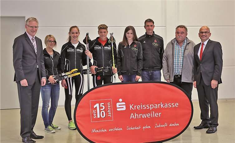 Auf die Bretter, fertig, los! Verantwortliche und Sportler des Turn- und Wintersportvereins Adenau bedanken sich für die Unterstützung der Kreissparkasse Ahrweiler.privat