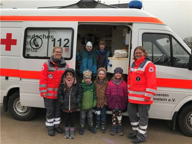 Verband anlegen, stabile Seitenlage, den KTW untersuchen – die „Coolen Wölfe“ hatten einen spannenden Vormittag mit den beiden Sanitäterinnen des DRK OV Lahnstein.  Foto: Stadtverwaltung Lahnstein