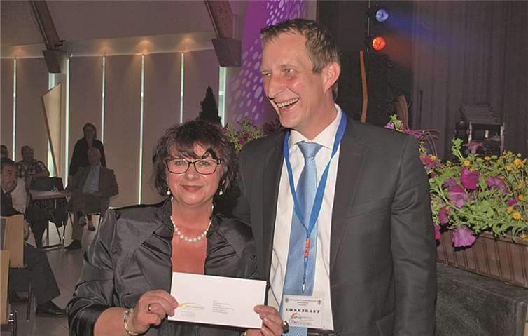 Verbandbürgermeister Maximilian Mumm übergab ein Geldgeschenk an die Ochtendunger Bürgermeisterin.
