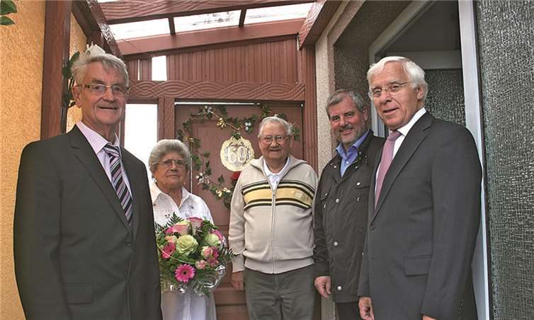 Verbandsbeigeordneter Karl-Heinz Bersheim, Ortsbürgermeister Manfred Sattler und Kreisbeigeordneter Fritz Langenhorst (v.li.) gratulierten dem Diamantenen Jubelpaar, Maria und Alfred Klink, zu seinem 60-jährigen Ehejubiläum. WER