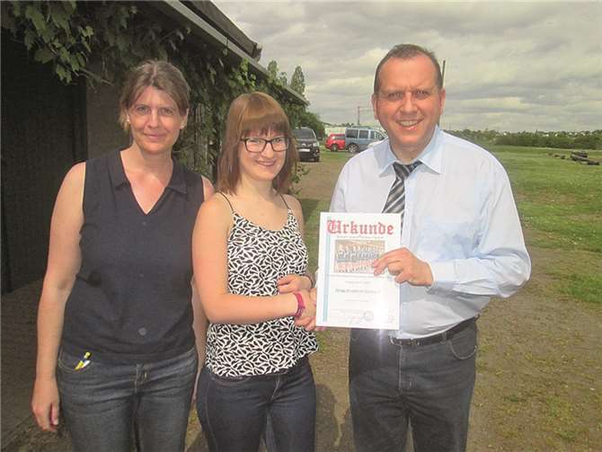 Verbandsbürgermeister Bell gratuliert der Vorsitzenden K. Froeschmann (v.li.) und Hanna Schmitt zum Aufstieg in die Bezirksliga.privat