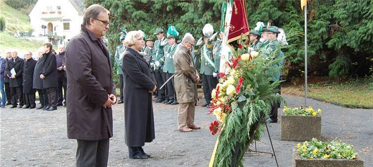Verbandsbürgermeister Bernd Weidenbach, Stadtbürgermeisterin Gabriele Hermann-Lersch und VdK-Vorsitzender Jürgen Sieler bei der Kranzniederlegung am Ehrenmal. -FA-